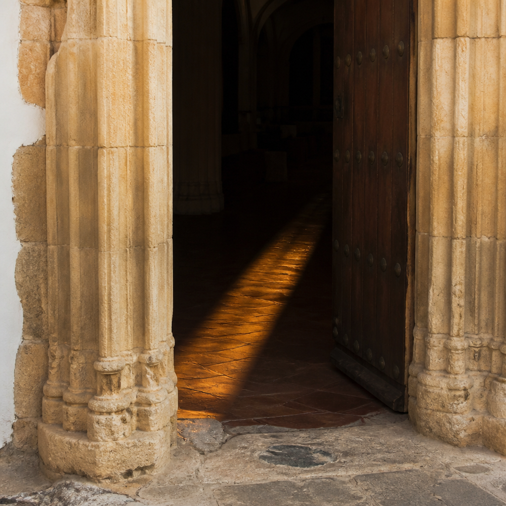 Umbral de la antigua ermita de la Capilla del Hospital de la Caridad en Almodóvar del Río