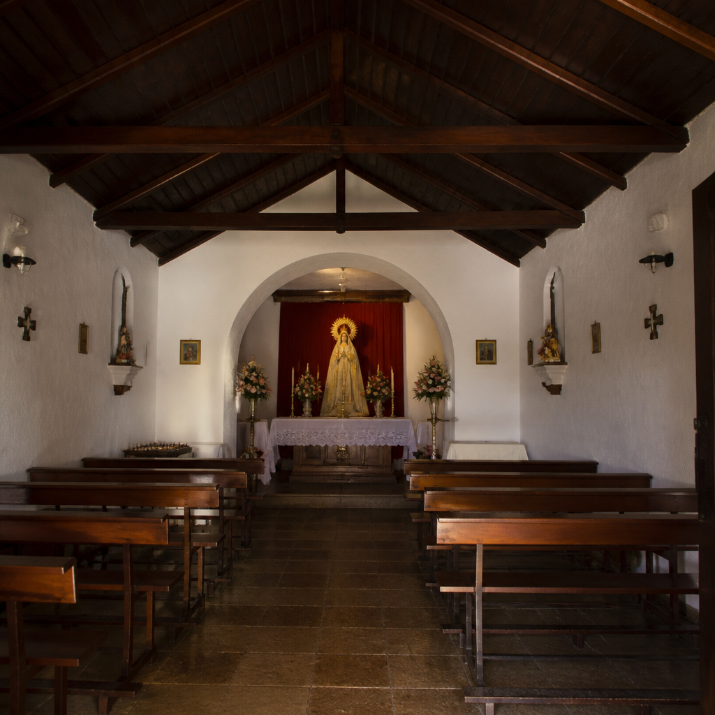 Altar e imagen de la Virgen en el interior de la ermita de la Virgen de la Peña, Añora