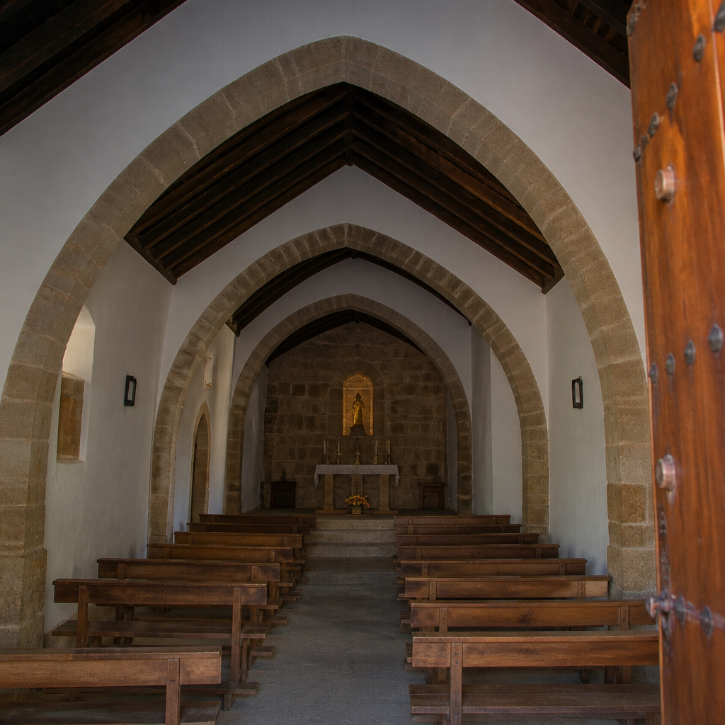Nave con arcos apuntados de la Ermita de San Pedro de Añora