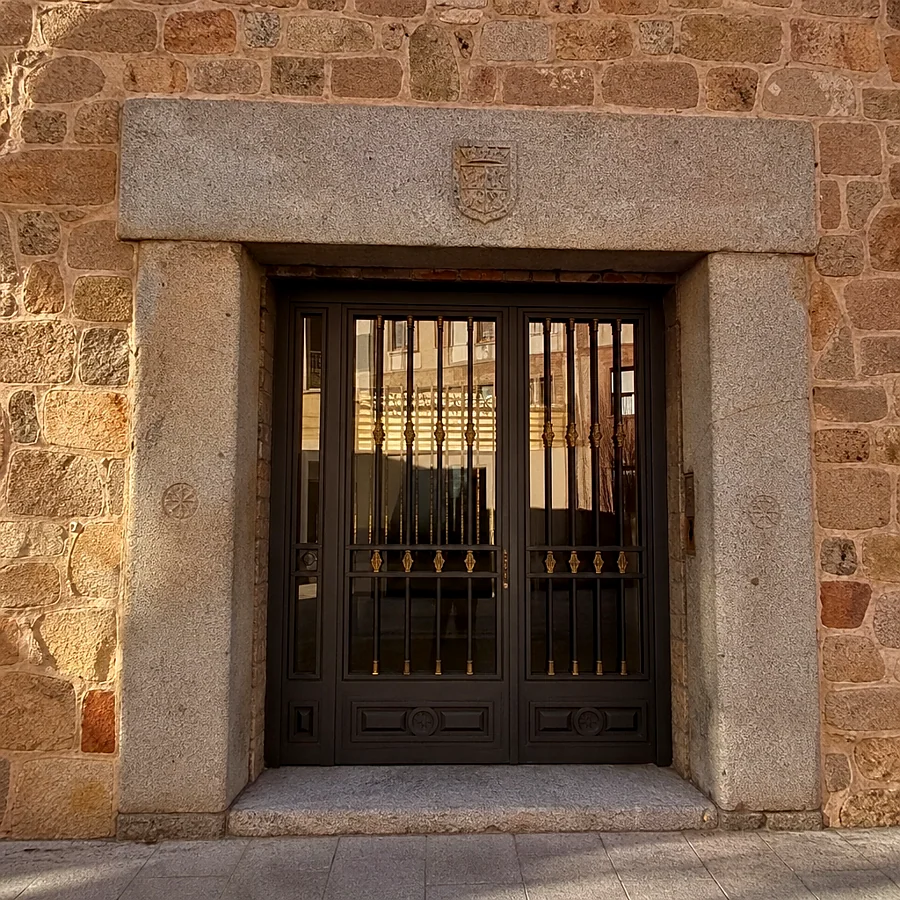 Recreación ilustrativa: Portada de granito reutilizada en la plaza de San Benito 8, Ávila