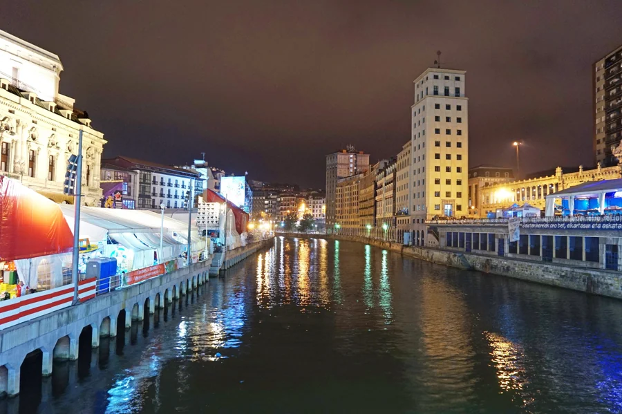 Ría y quiosco del Arenal de Bilbao, zona de la despedida de Marijaia