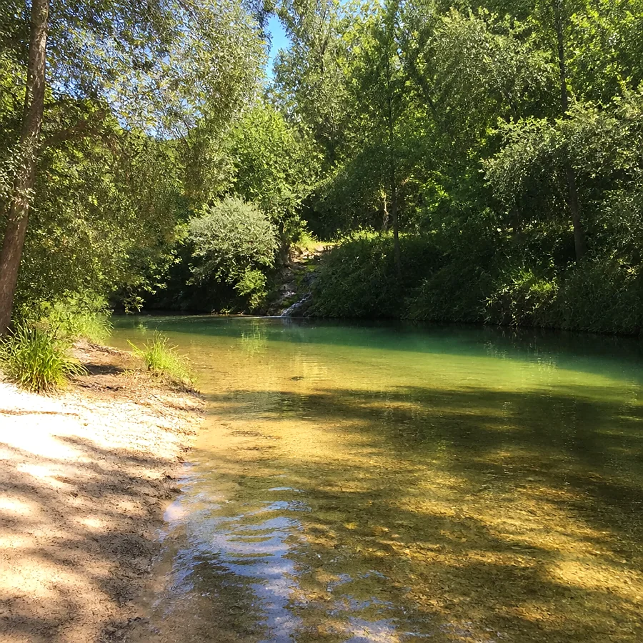 Recreación ilustrativa: Playa fluvial y Fuente del Prior en el parque de Fuentes Blancas, Burgos