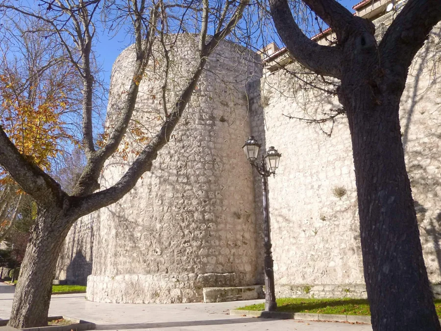 Muralla de Burgos en el Paseo de los Cubos