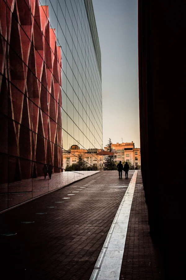 Aspas rojas del Museo de la Evolución Humana de Burgos en la fachada de cristal