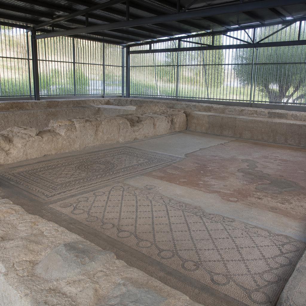Área del triclinium con restos de suelo y lonas de reproducción.