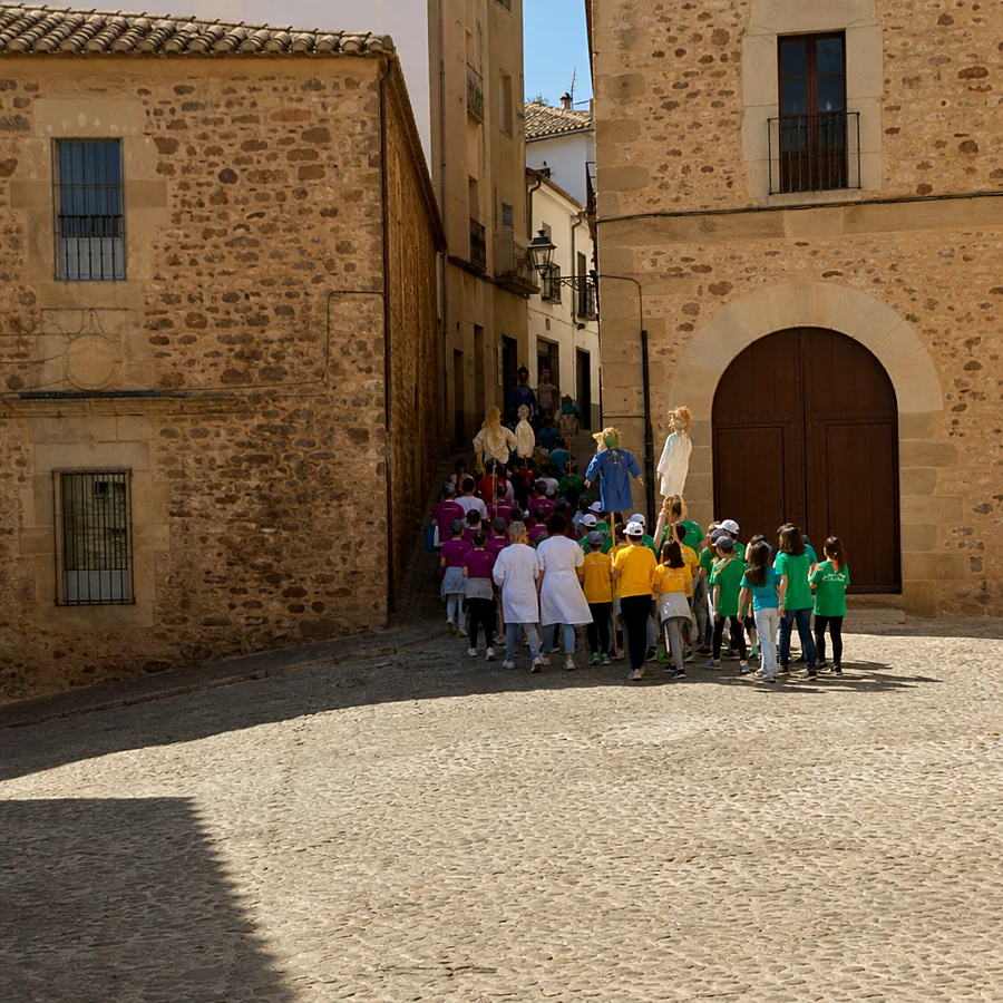 Recreación ilustrativa: Plaza de San Juan en Cáceres durante el desfile de las Lavanderas.