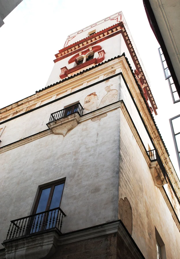 Torre Tavira de Cádiz con cornisas de color almagra vista desde la calle
