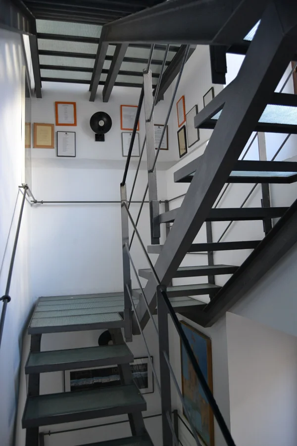 Escalera interior de la Torre Tavira de Cádiz con el mástil histórico