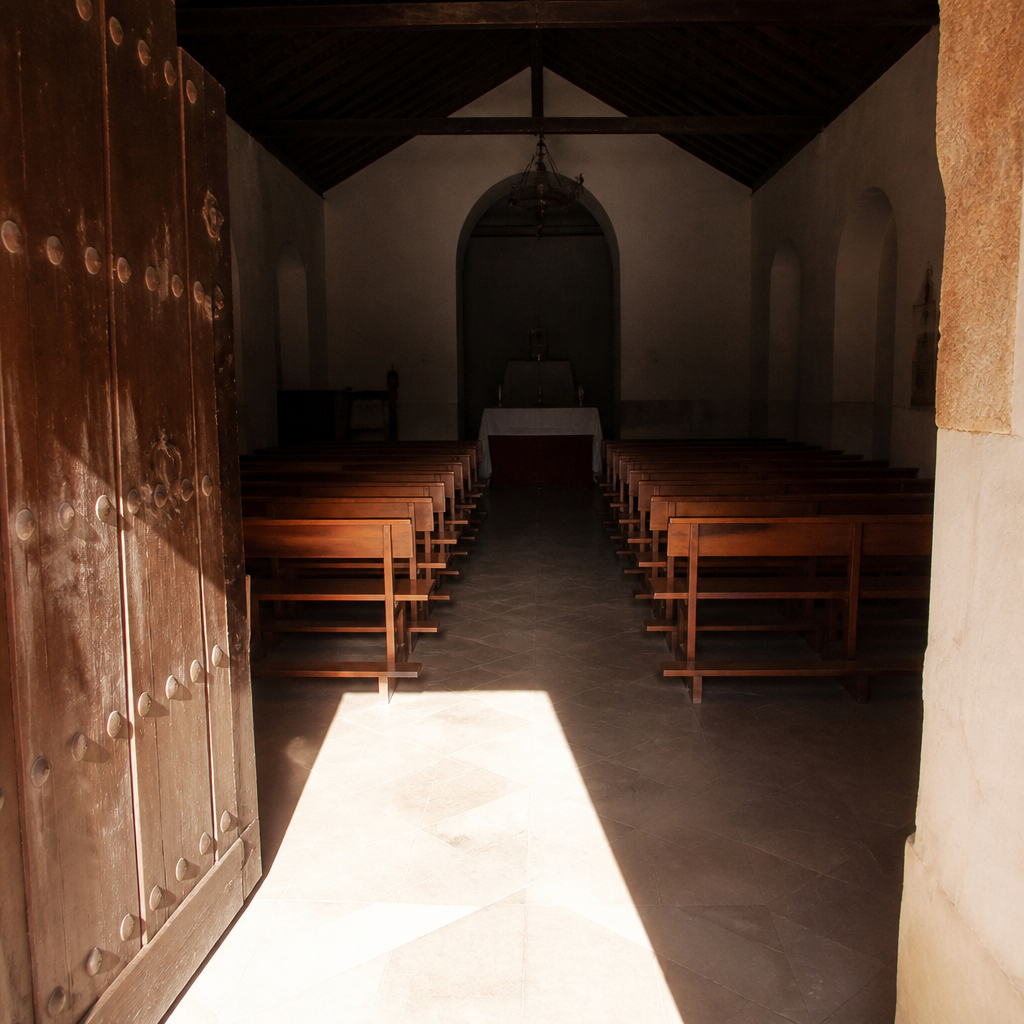 Interior de la Iglesia de San José (Azuel) en Cardeña durante una visita