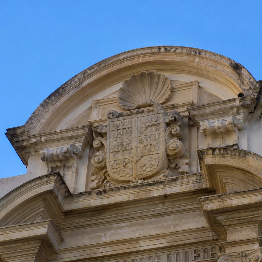 Recreación ilustrativa: Escudo y venera en el frontón de la portada de la Casa Rueda de Carmona
