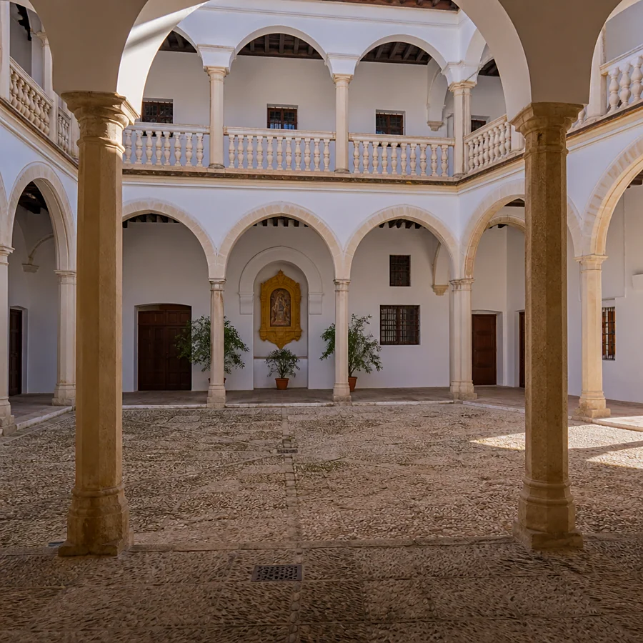 Recreación ilustrativa: Patio del Hospital de la Caridad de Carmona con pilares ochavados