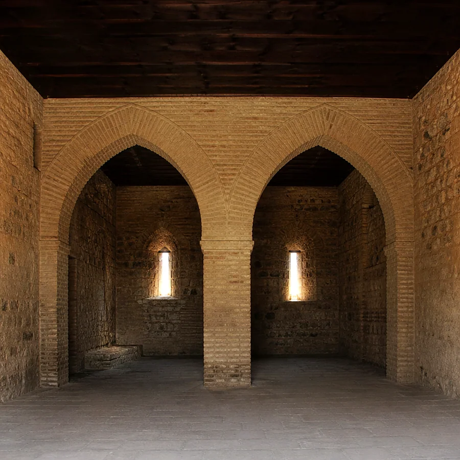 Recreación ilustrativa: Sala de juntas medieval con arcos apuntados del hospital de Carmona