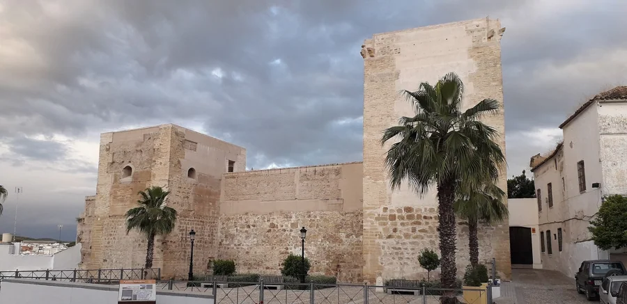 Entre murallas y manos maestras: visita al castillo y oficios en vivo