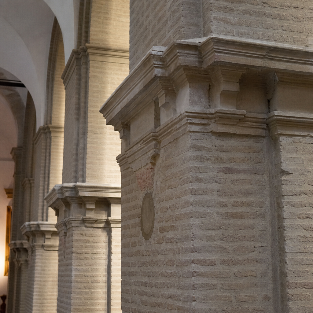 Cornisas de las columnas de San Acisclo y Santa Victoria.
