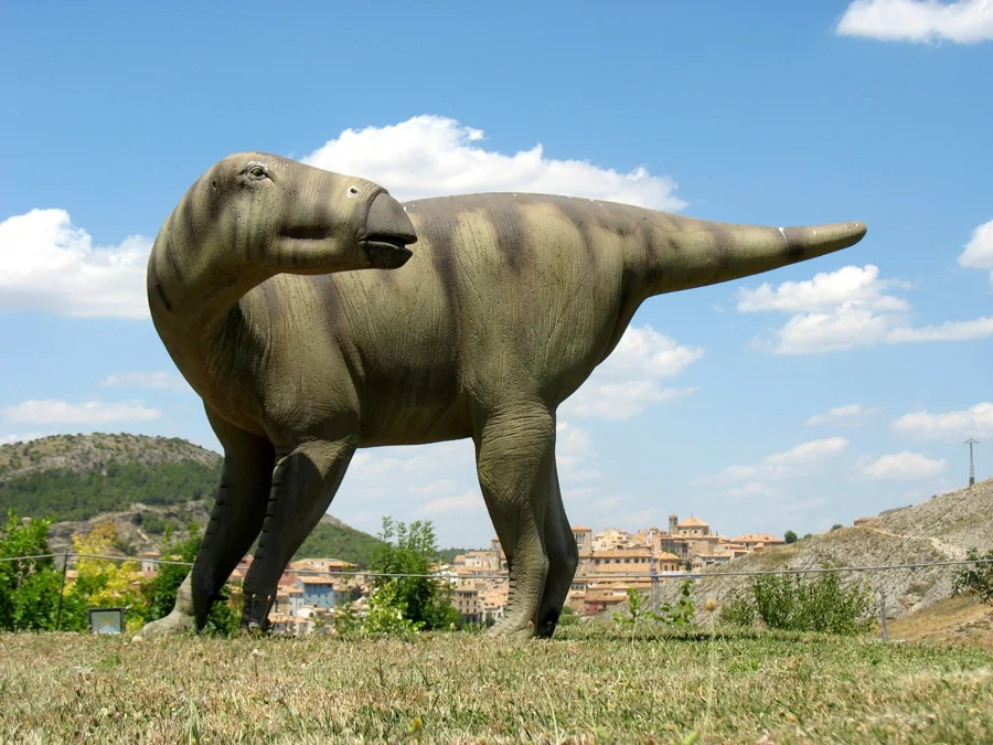 Réplicas de dinosaurios en los jardines del MUPA con vistas a Cuenca