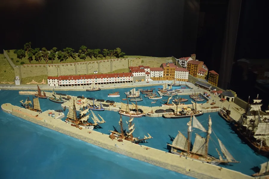 Maquetas de barcos en las salas del museo marítimo de Donostia