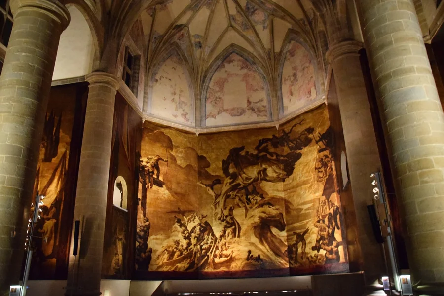 Iglesia de San Telmo Museoa con los lienzos de Sert sobre fondo dorado