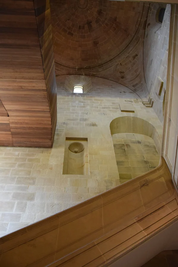 Claustro de dos niveles del antiguo convento de San Telmo Museoa en Donostia