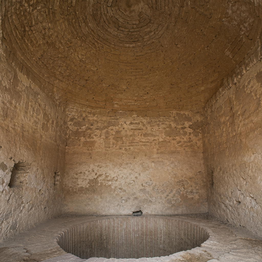Cúpula semiesférica sobre el pozo semicircular en el interior del edificio.