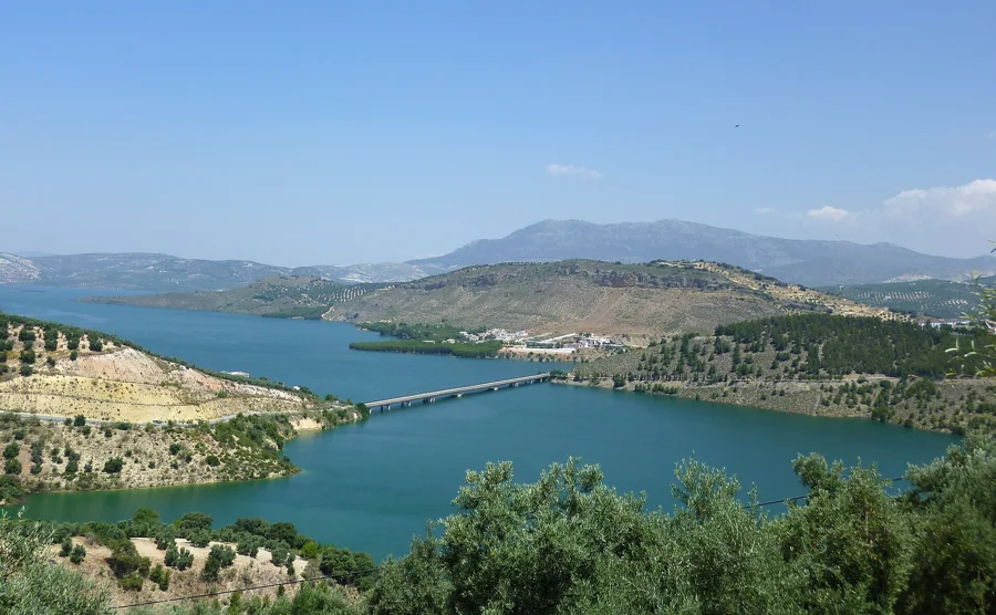 Embalse de Iznájar: el lago que esconde un valle