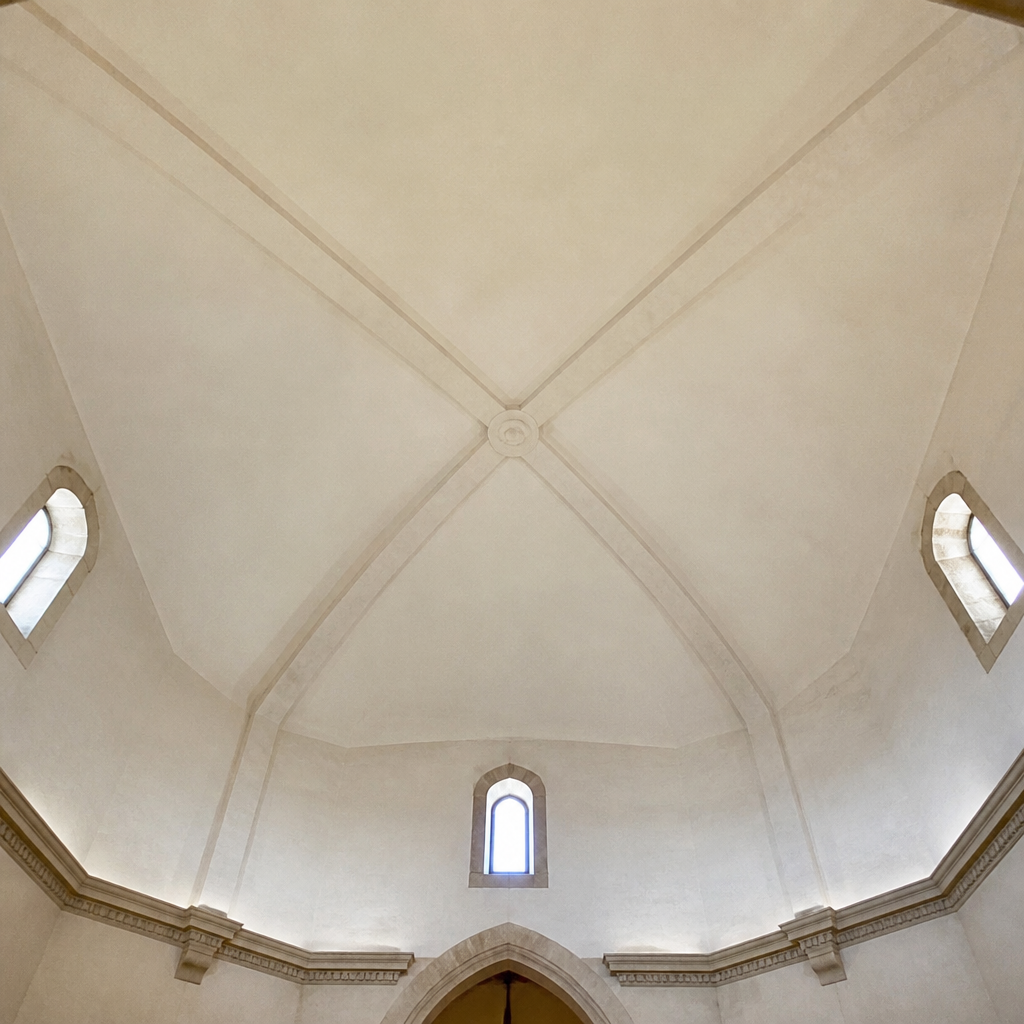 Cúpula con fajas cruzadas en el interior de la Capilla de San Miguel de Espejo