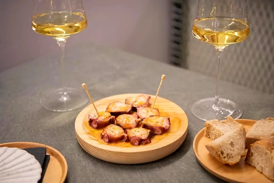 Recreación ilustrativa: Cata de vinos gallegos con quesos, empanada y pulpo