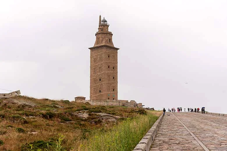 Recreación ilustrativa: Free tour por el Parque Escultórico de la Torre de Hércules