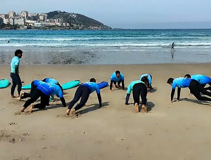 Recreación ilustrativa: Clase de surf en la playa de Orzán