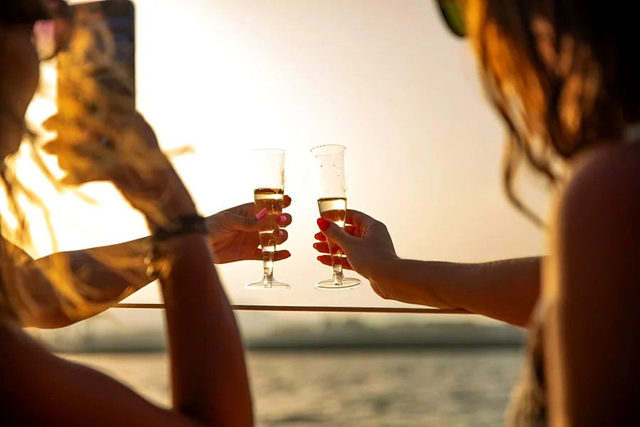 Recreación ilustrativa: Atardecer en catamarán por la bahía de Alicante