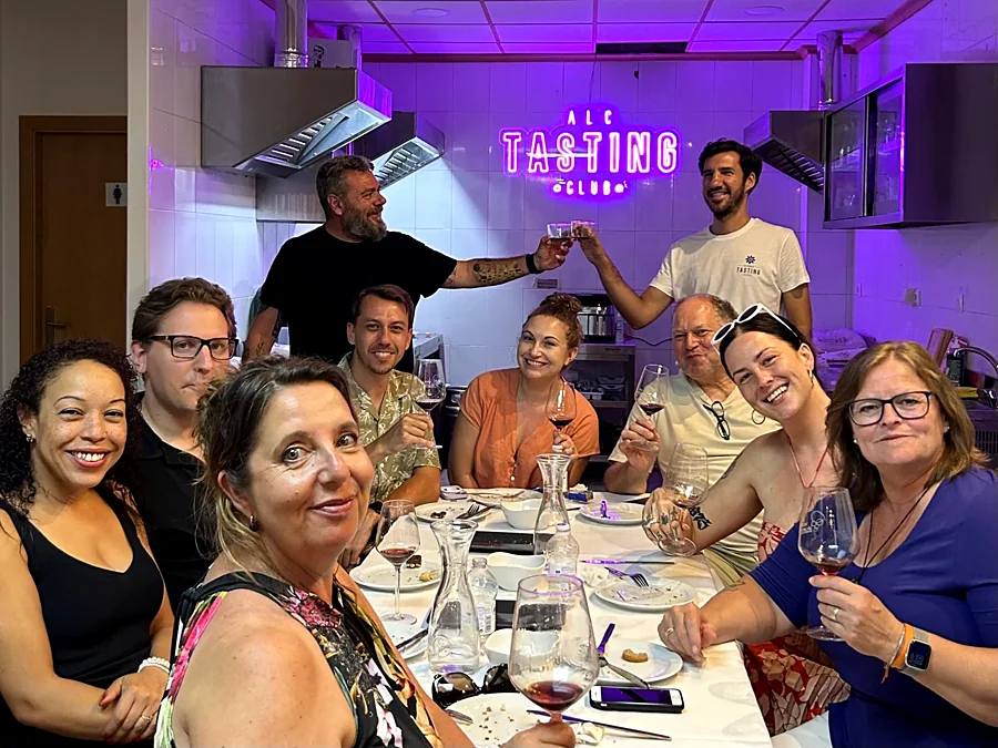 Recreación ilustrativa: Cinco vinos alicantinos con cinco tapas artesanas