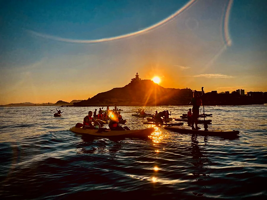 Recreación ilustrativa: Atardecer en SUP o kayak frente al Benacantil