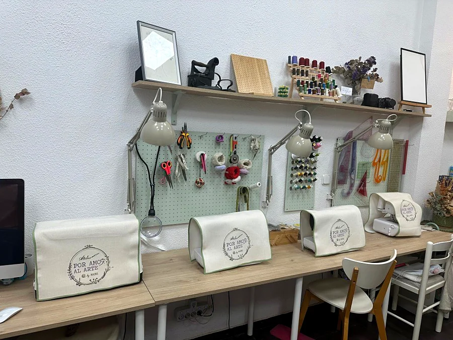 Recreación ilustrativa: Bordado creativo en Atelier por Amor al Arte