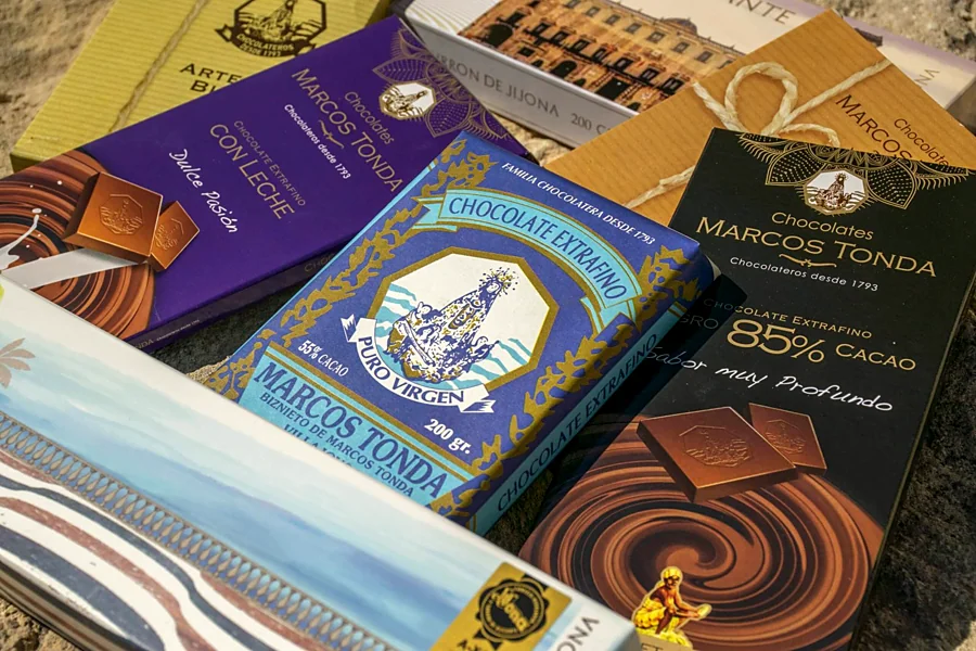 Recreación ilustrativa: Chocolate y turrón alicantino con vistas desde el castillo
