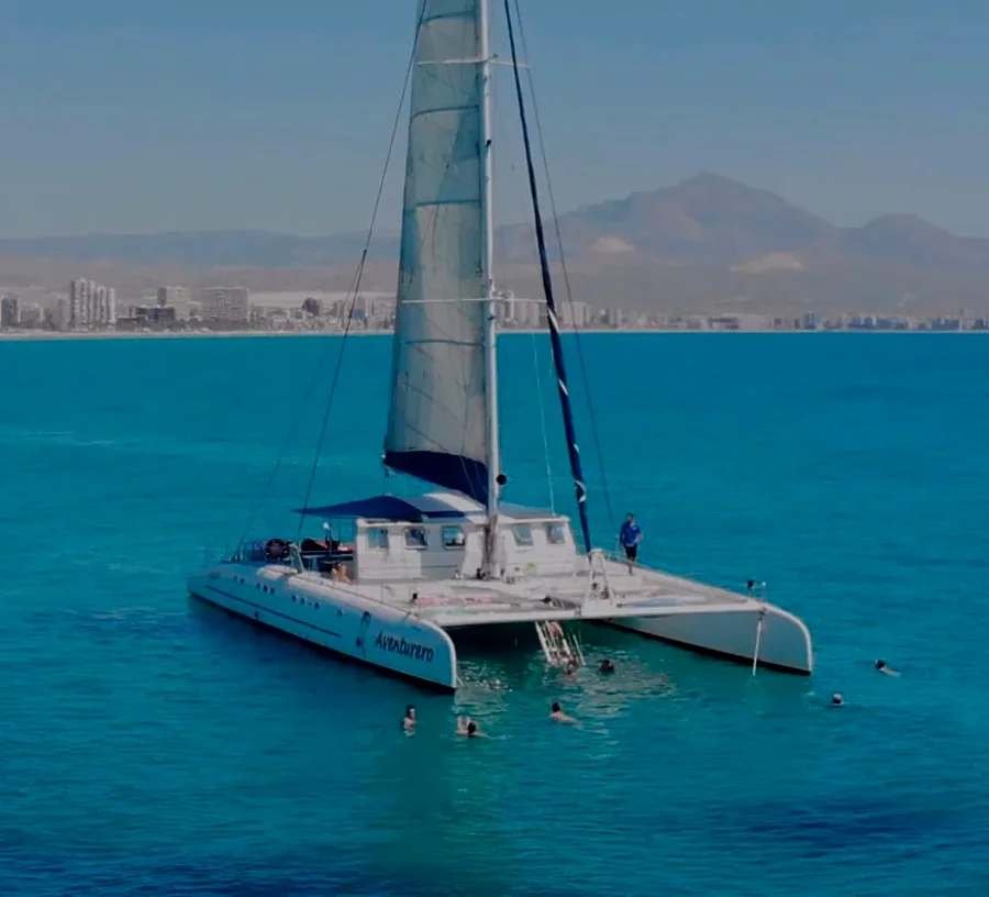 Recreación ilustrativa: Catamarán a Tabarca con paella y parada para snorkel