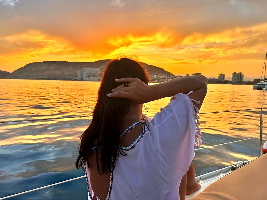 Recreación ilustrativa: Salida privada en velero por la bahía de Alicante