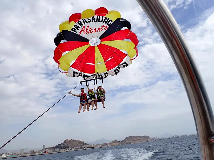 Recreación ilustrativa: Parasailing sobre la bahía de Alicante
