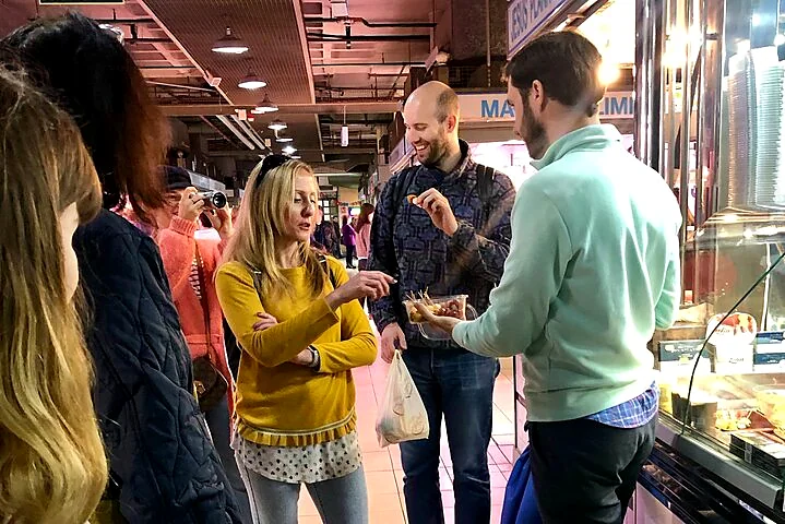 Recreación ilustrativa: Sabores del Mercado Central: productos y tapas locales