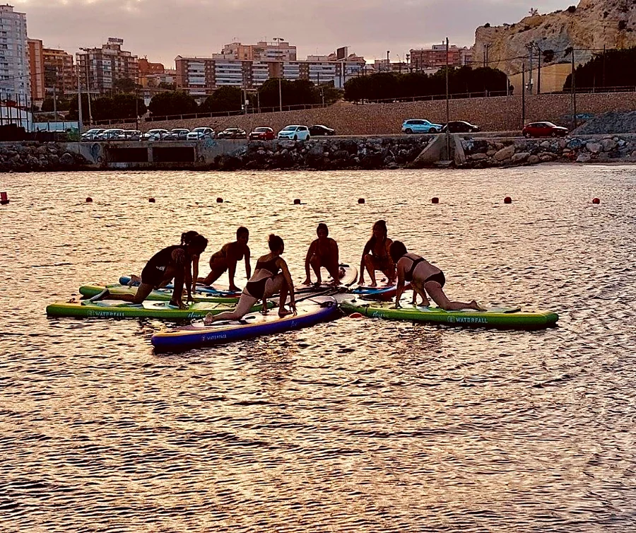 Recreación ilustrativa: Yoga sobre tabla de paddle surf en La Cantera
