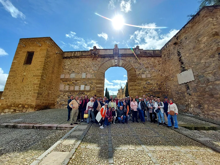Recreación ilustrativa: Los Dólmenes de Antequera con un arqueólogo especialista