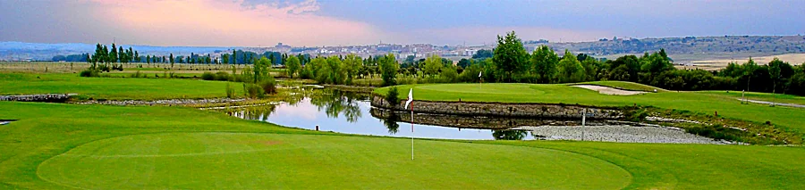 Recreación ilustrativa: Partida de 18 hoyos en Naturávila Golf