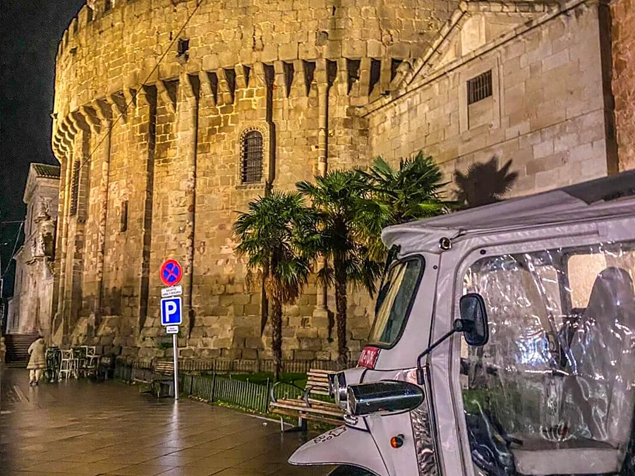 Recreación ilustrativa: Ávila iluminada en tuk tuk y parada en los Cuatro Postes