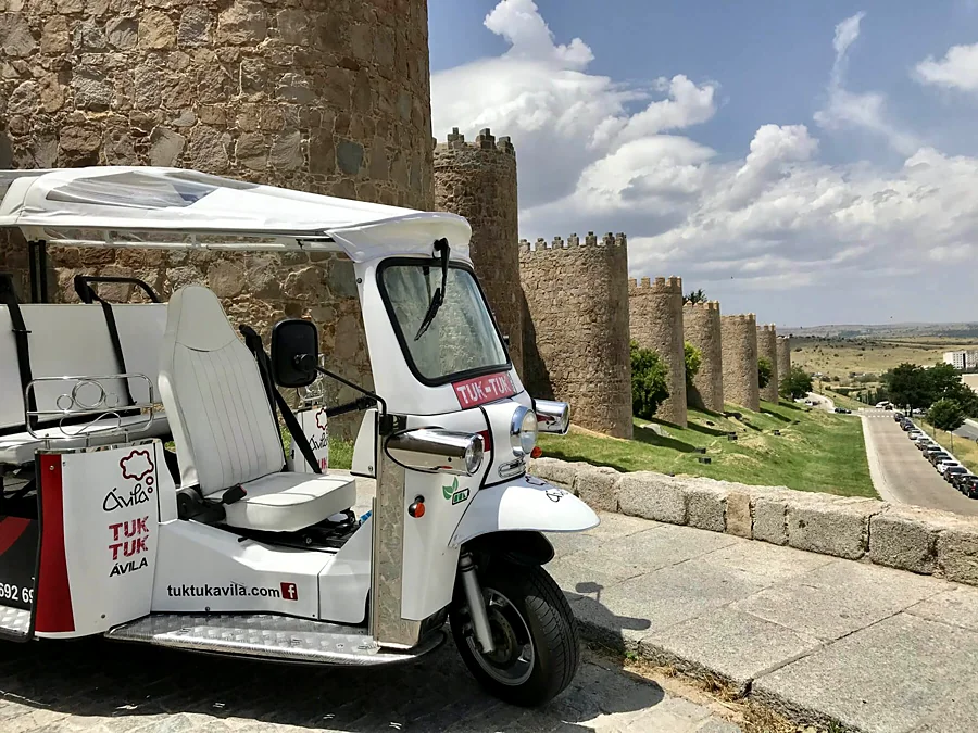 Recreación ilustrativa: Ávila en tuk tuk: recorrido panorámico de 35 minutos