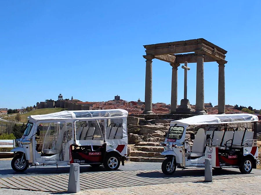 Recreación ilustrativa: Ávila en tuk tuk con paradas en la Santa y los Cuatro Postes