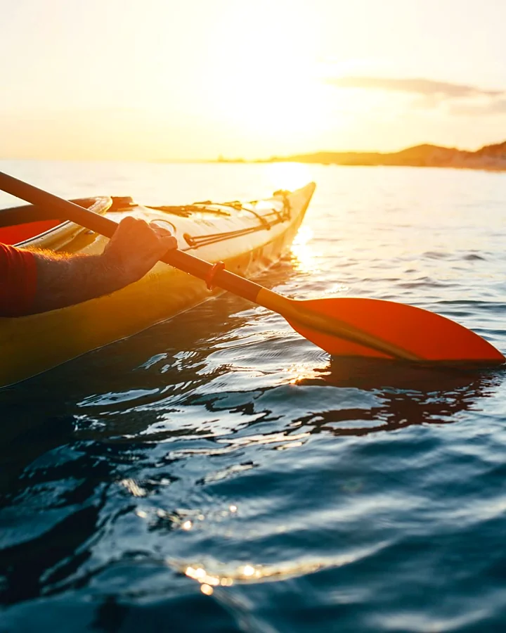 Recreación ilustrativa: Alquiler de kayak para explorar la costa de Barcelona