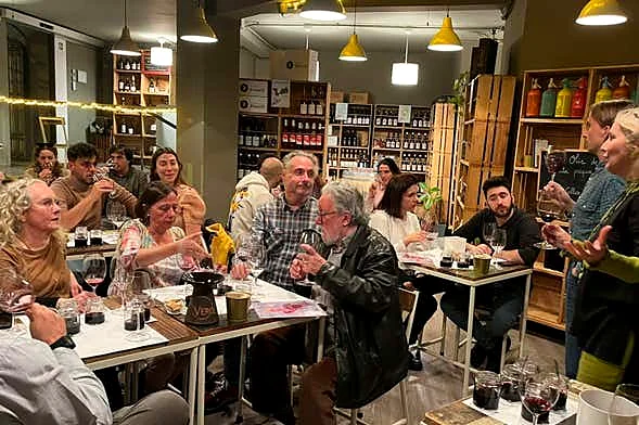 Recreación ilustrativa: Degustación guiada de vinos catalanes y quesos