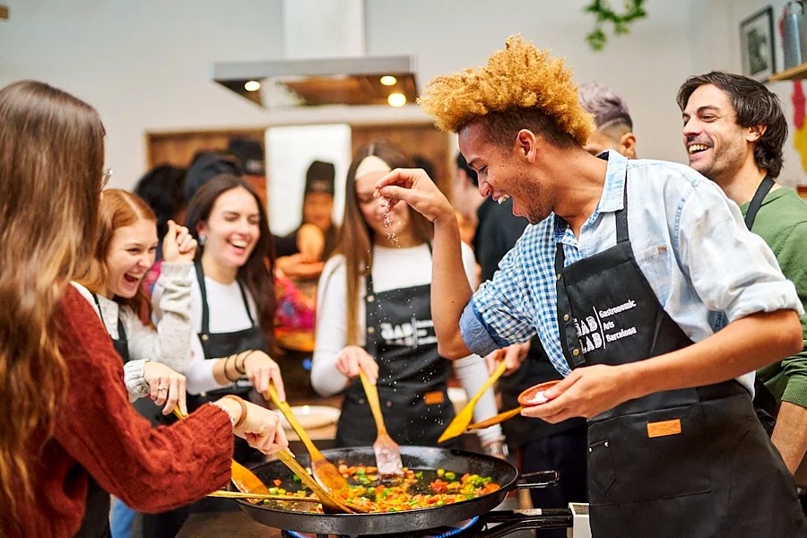 Recreación ilustrativa: Paella, tapas y sangría con visita al mercado de la Boqueria