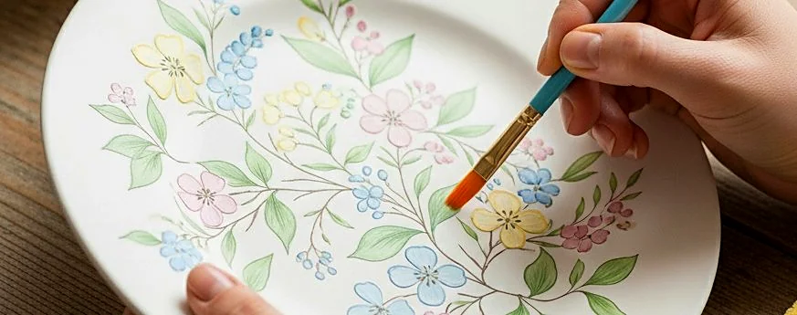 Recreación ilustrativa: Pinta una pieza de cerámica en Studio Kanay