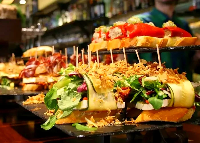Recreación ilustrativa: Ruta de pintxos y vinos con D.O. por el Casco Viejo