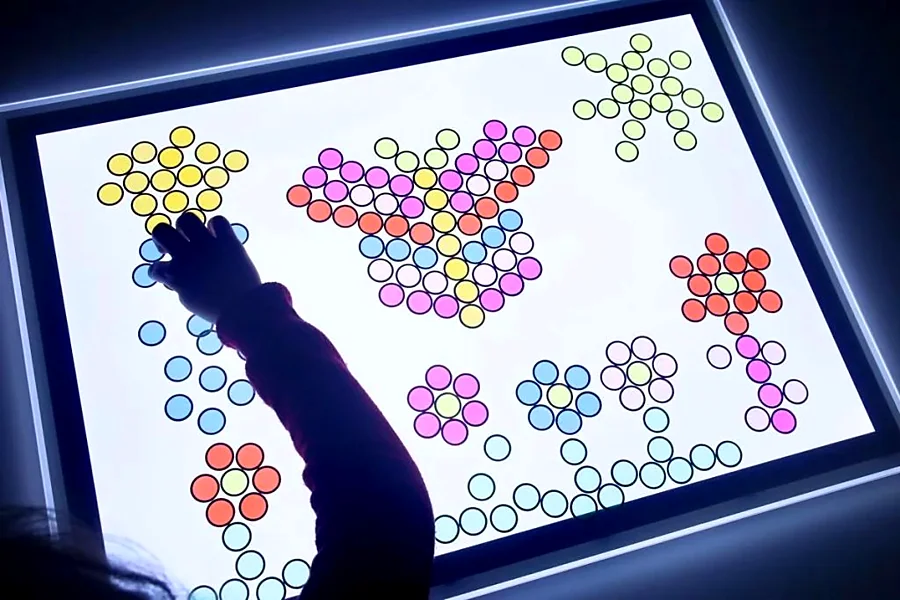 Recreación ilustrativa: Familumina: juegos de luz y color en familia