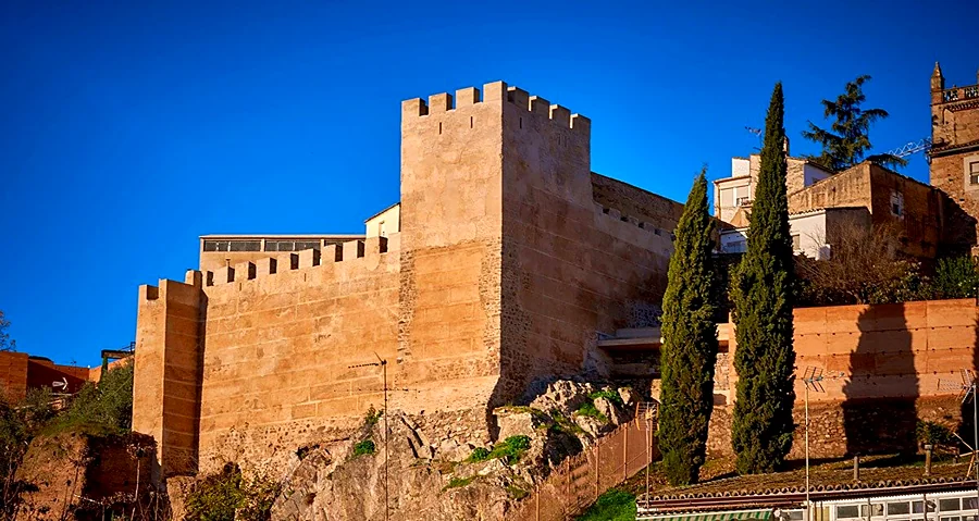 Recreación ilustrativa: Torre almohade y Área Arqueológica del Baluarte de los Pozos